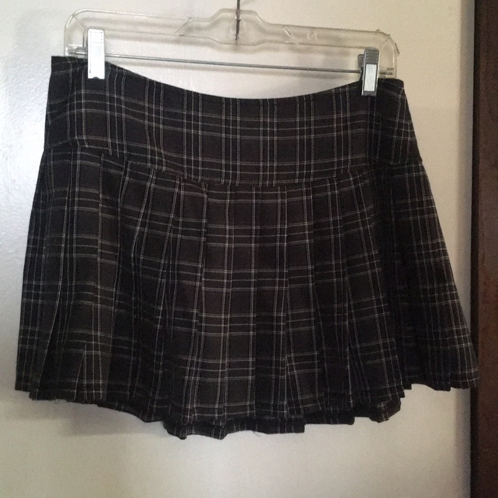 Short pleaded mini skirt.
